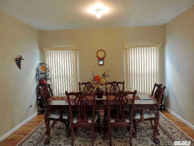 137 Linden St, Roslyn Heights, NY 11577 - Photo 2