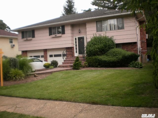 2300 Lindenmere Dr, Merrick, NY 11566 - Photo 2